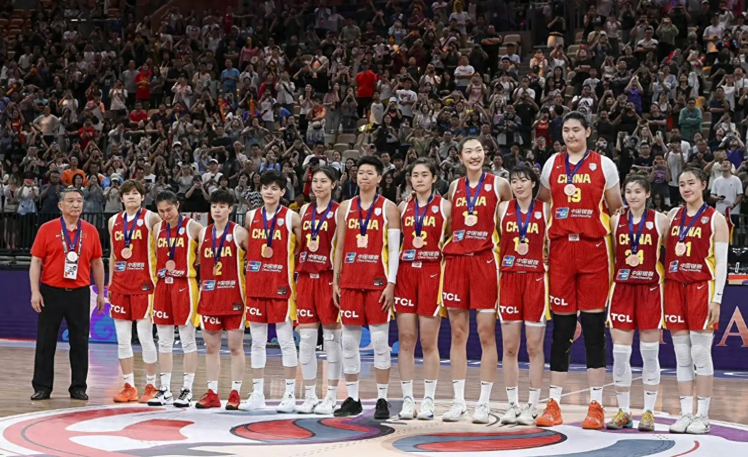 点登富 女篮亚洲杯颁奖现场，意外画面出现，王思雨摘奖牌，宫鲁鸣显尴尬